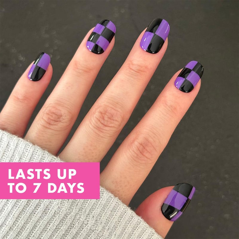 أظافر لاصقة من Olive & June Super Stick Mani | شكل بيضاوي مربع قصير | لا حاجة للغراء | 32 ظفرًا لاصقًا، 16 مقاسًا، تدوم حتى 7 أيام | غير سامة، سهلة التركيب والإزالة، لا تسبب ضررًا | حفلة هالوين بنقشة مربعات بنفسجية - Image 3